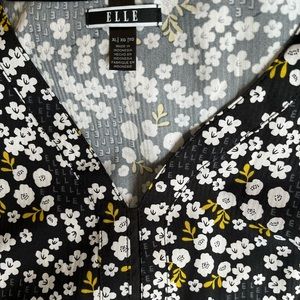 Womens xl scrub top. NWT. Black, with yellow and white flowers. Elle brand.